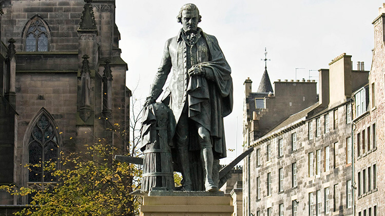 Statua di Adam Smith sul Royal Mile di Edimburgo