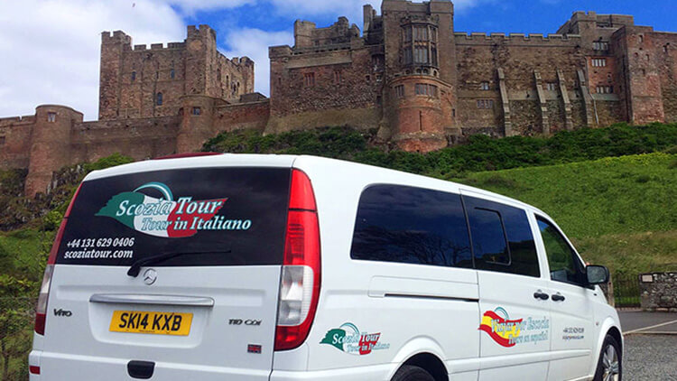 Veicolo di ScoziaTour.com di fronte al Castello di Bamburgh