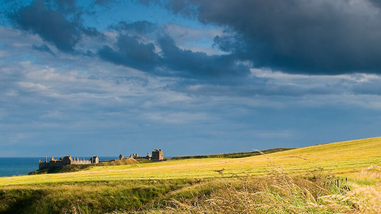 Castello di Dunnottar visto dalla campagna scozzese