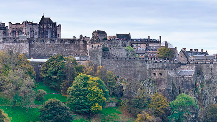 Vista frontale dell'impressionante fortezza del castello di Edimburgo