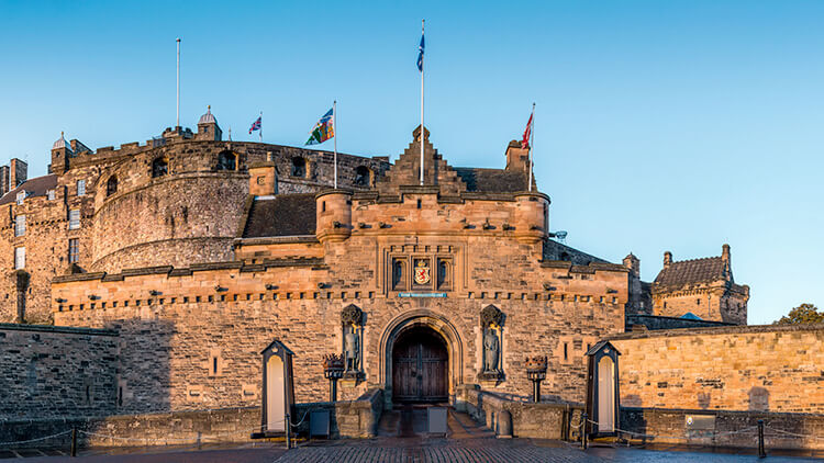 Il castello di Edimburgo dal suo piazzale