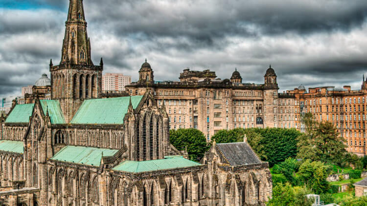 La Cattedrale di Glasgow e l'Edificio Walton visti dalla Necropoli