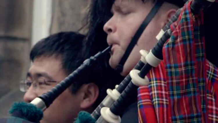 Suonatore di cornamusa scozzese nella Royal Mile