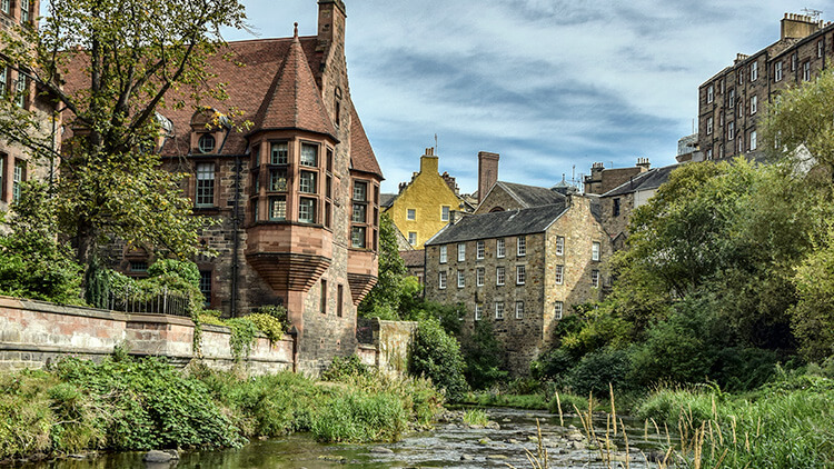 Il flusso water of Leith mentre attraversa Dean Village