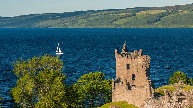 Veduta di Loch Ness dal castello di Urquhart