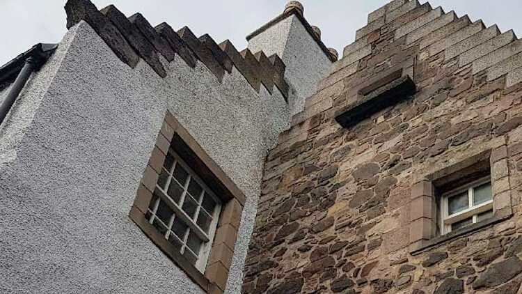 Particolare della facciata e del tetto di una tipica casa nella Città Vecchia