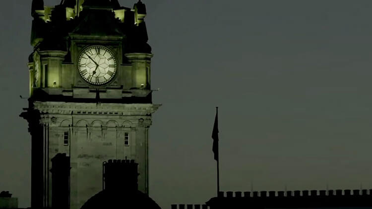 La torre con orologio del Balmoral Hotel