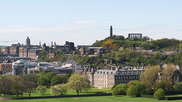 Il Palazzo di Holyrood dal parco con Calton Hill e la Old Town sullo sfondo