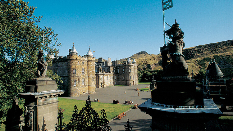 Il leone e l'unicornio, simboli della monarchia all'entrata del palazzo di Holyrood