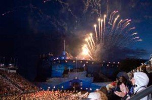 Fuochi artificiali al Castello di Edimburgo al Military Tattoo Festival