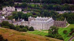 Il Palazzo di Holyrood e i suoi giardini.