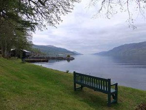 Panchina sulle rive di Loch Ness