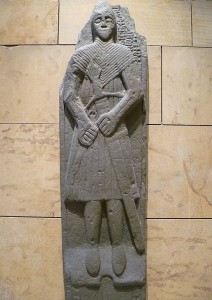 Tomba del XVI secolo con la spada di Claymore