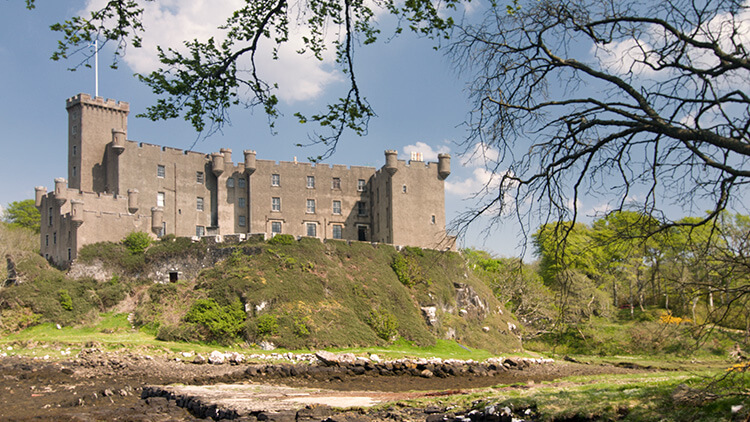 Castello di Dunvegan dalla spiaggia sull'isola di Skye