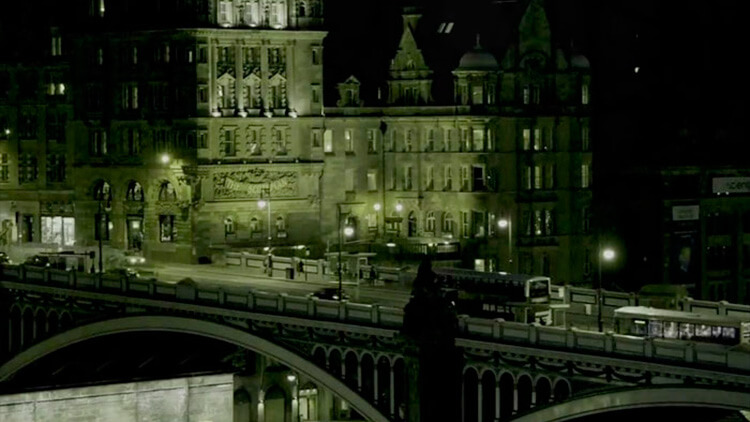 Il North Bridge e lo Scotsman Hotel di notte