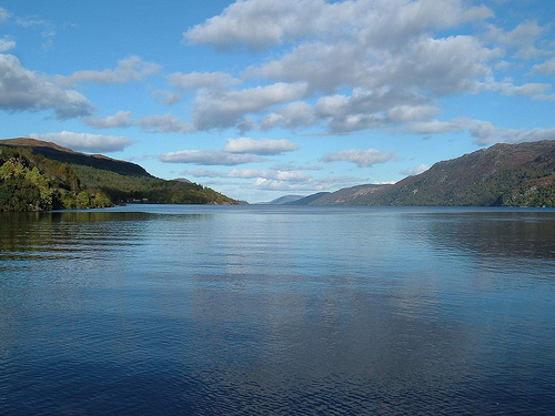 lago ness en dia soleado