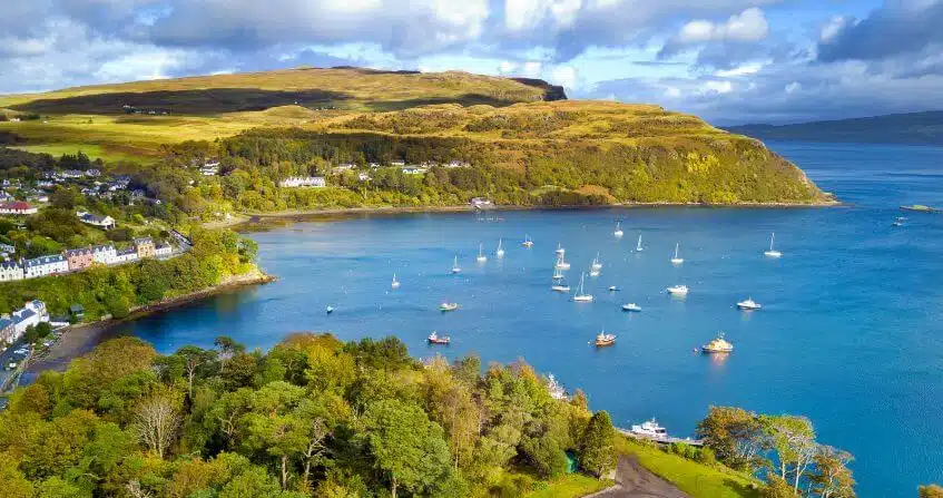 Vista aérea del pueblo de Portree en la isla de Skye en Escocia