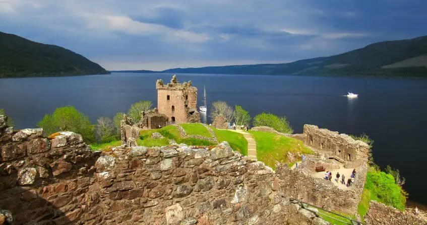 Vista del Castello di Urquhart sulle sponde del Lago Ness o Loch Ness in Scozia