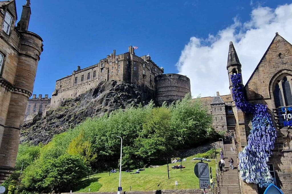Vista del Castello di Edimburgo da Grassmarket