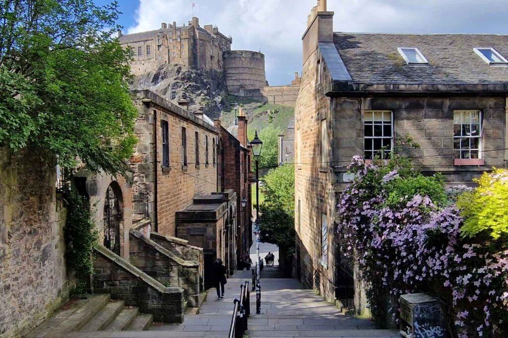 Vista del Castello di Edimburgo da The Vennel