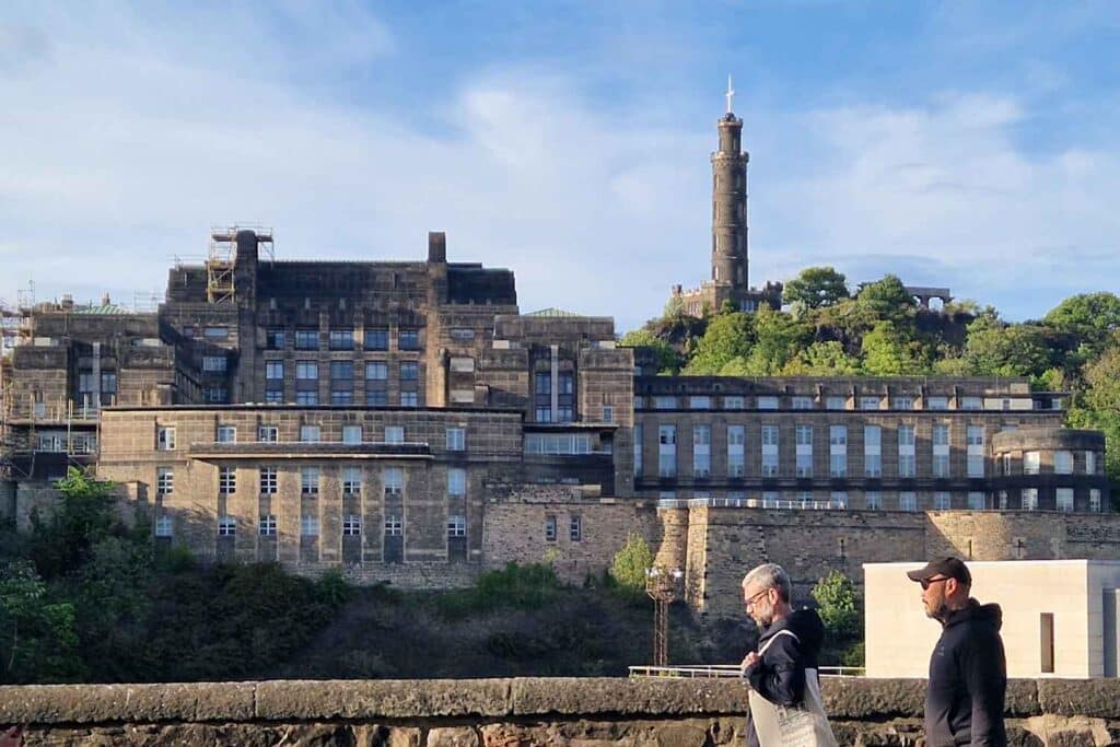 Vista di Calton Hill dalla Old Town di Edimburgo