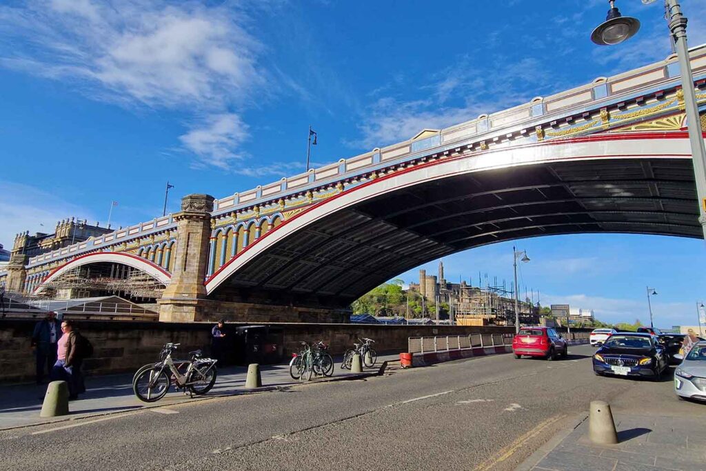 Vista di North Bridge dalla stazione di Waverley