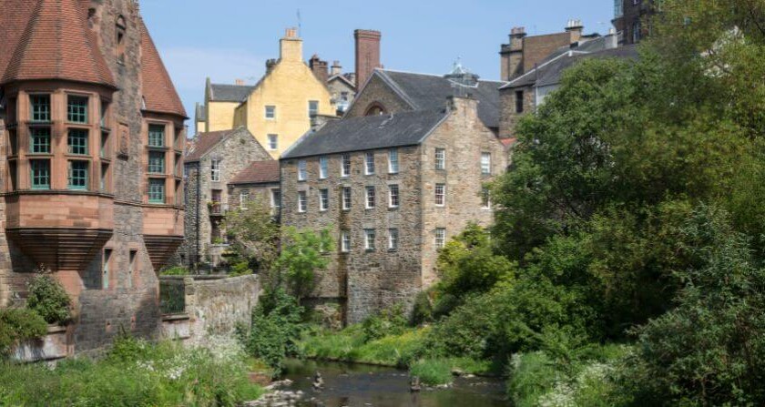 Paisaje en Dean Village con el río Leith atravesando el pueblo