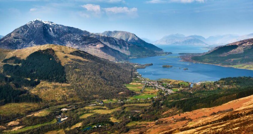 Vistas del pueblo de Glencoe con el Lago Ness de fondo