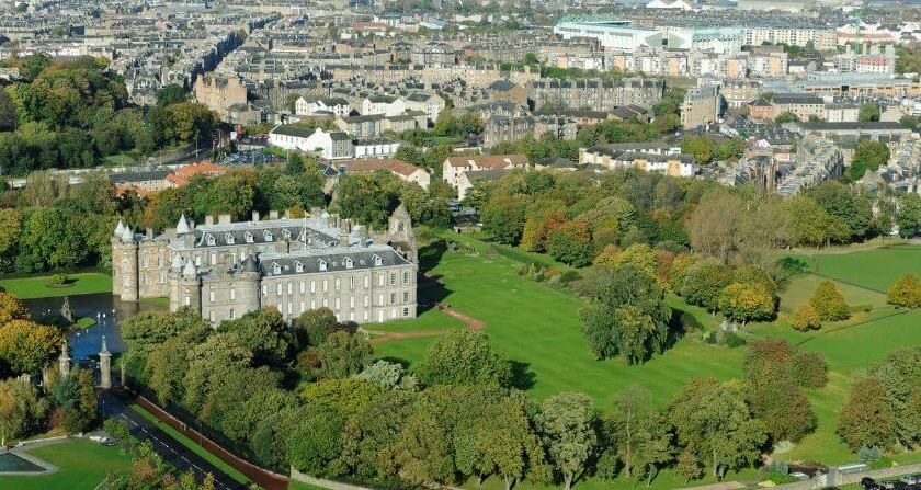 Vista aérea del palacio de Holyrood en Edimburgo, Escocia