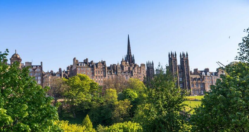 Vista de Edimburgo y los jardines de Princes Street en Escocia