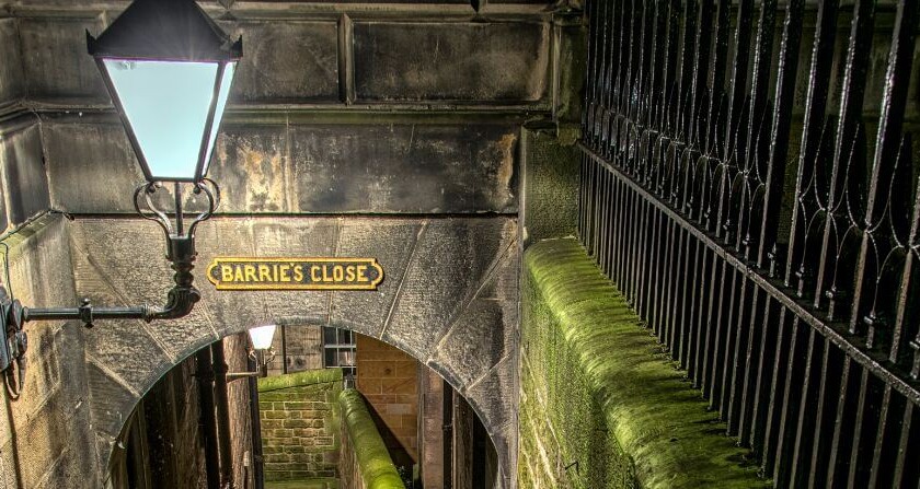 Vista del Callejón de Barries o Barrie's Close en la ciudad vieja de Edimburgo