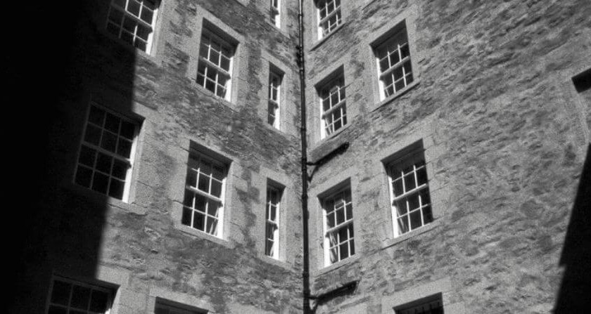 Fachada de un edificio de la ciudad vieja de Edimburgo en Escocia