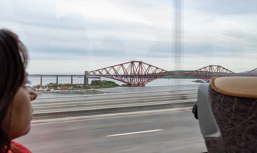 Attraversando il ponte sulla via del ritorno a Edimburgo