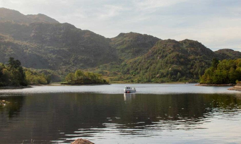 Barca in navigazione sul Lago Lomond