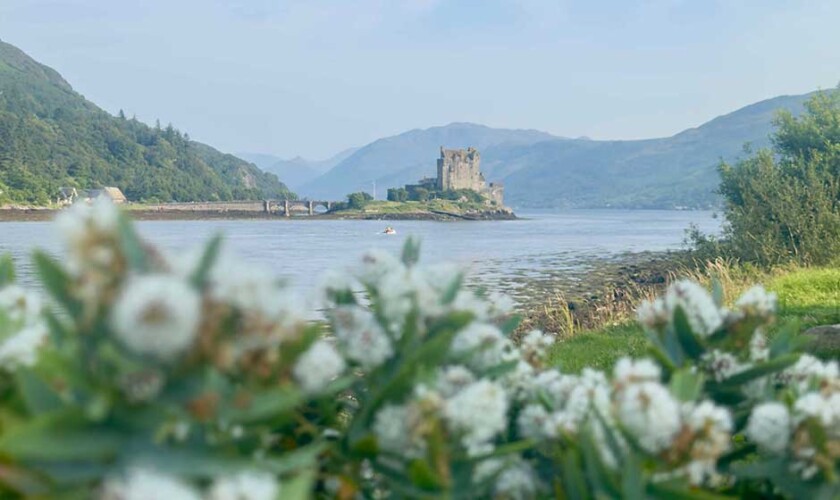Castello di Eilean Donan vicino all'Isola di Skye da lontano