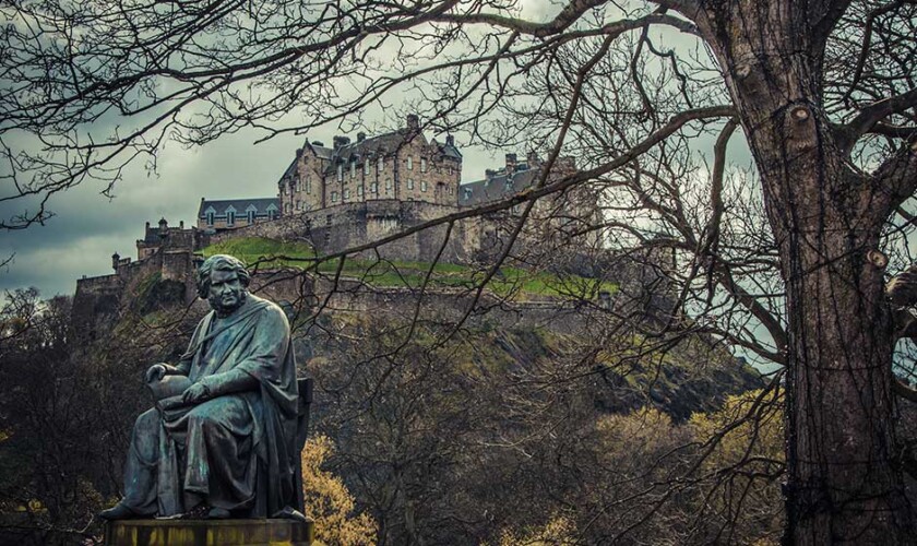 Castello-di-Edimburgo-dai-Princes-Street-Gardens