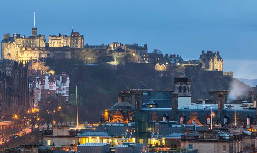 Il-castello-di-Edimburgo-di-notte