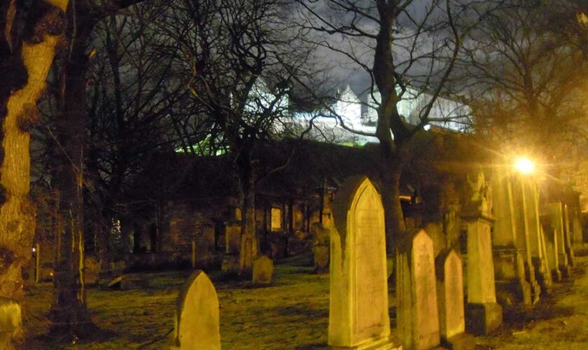 Il Castello di Edimburgo da uno dei cimiteri