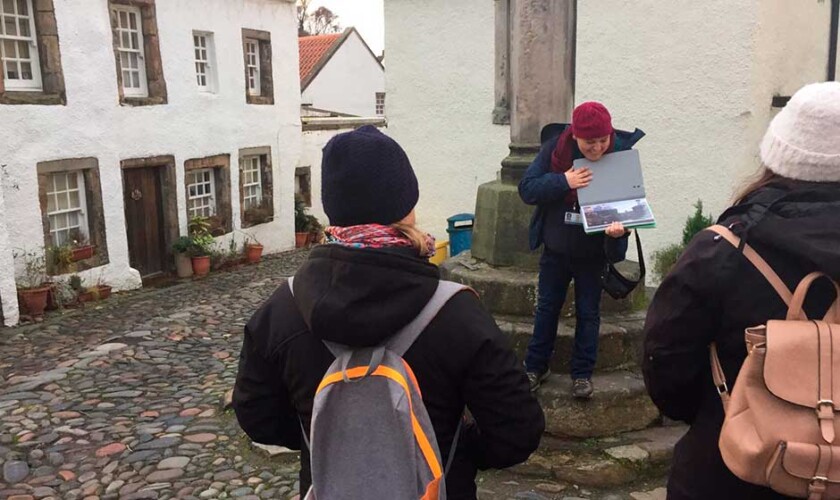 Guida che spiega durante il tour di Outlander