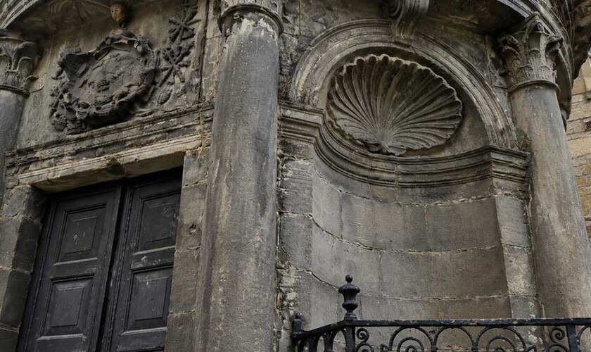 Mausoleo nel cimitero nel free tour dei fantasmi di Edimburgo