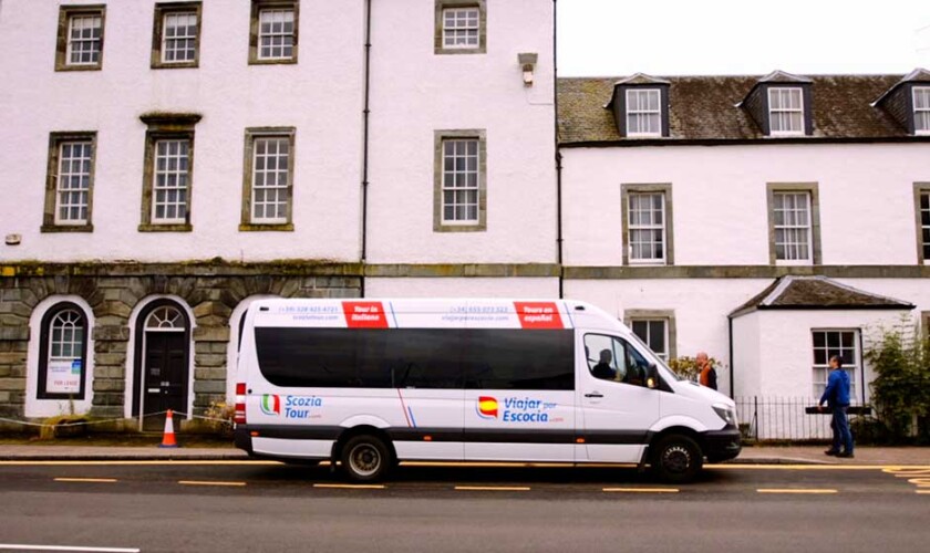 Minibus del tour del Lago Ness
