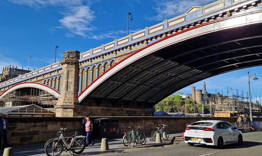 North Bridge dall'ingresso della stazione ferroviaria di Edimburgo