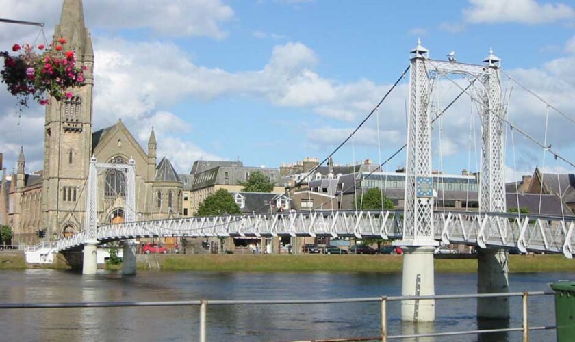 Ponte sospeso sul fiume Ness