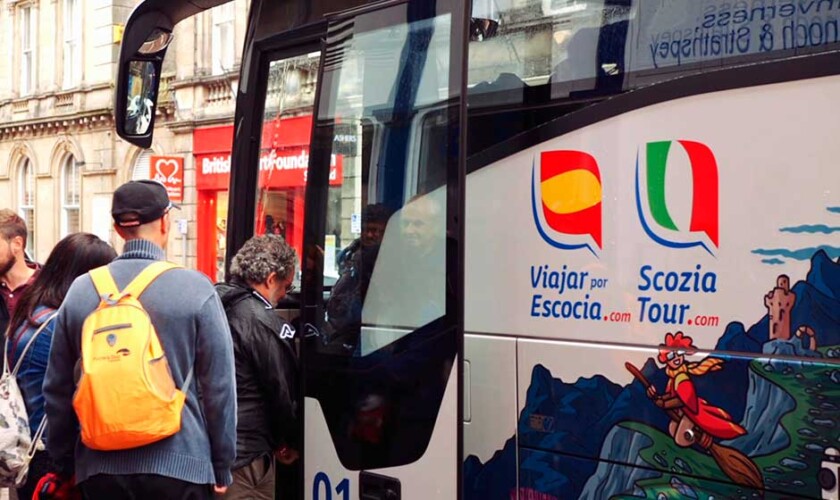 Risalita sull'autobus durante una delle tappe del tour