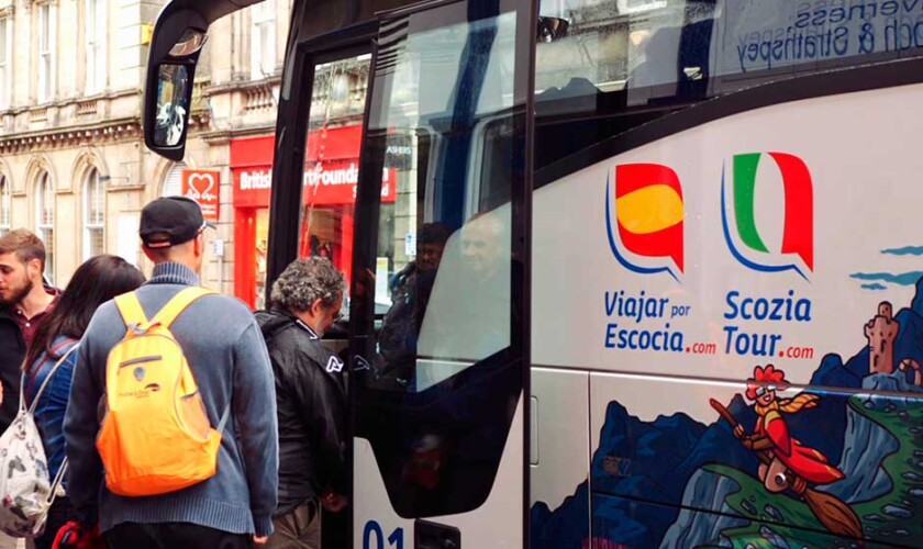 Salire sull'autobus dopo una sosta