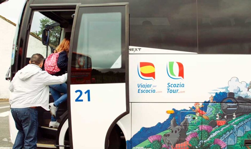 Salire sull'autobus durante una delle soste del tour