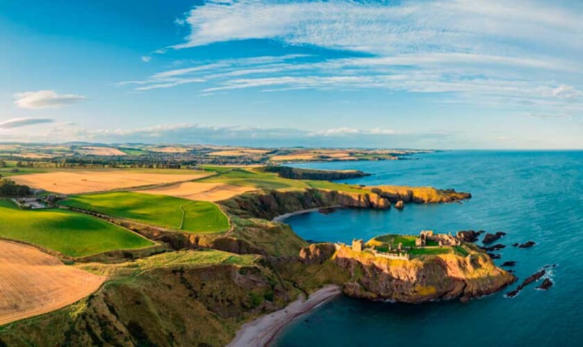 Vista aerea del Castello di Dunnottar e delle sue scogliere