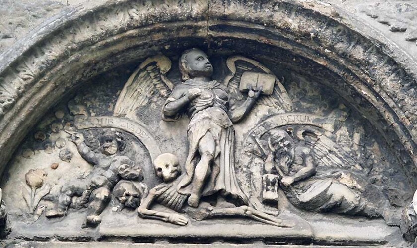 Dettaglio della tomba del cimitero vista durante il tour