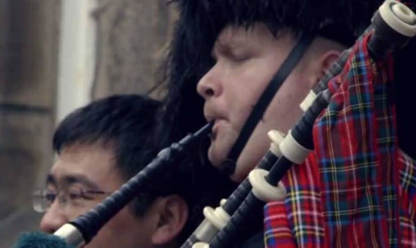 Suonatore di cornamusa scozzese nel Royal Mile