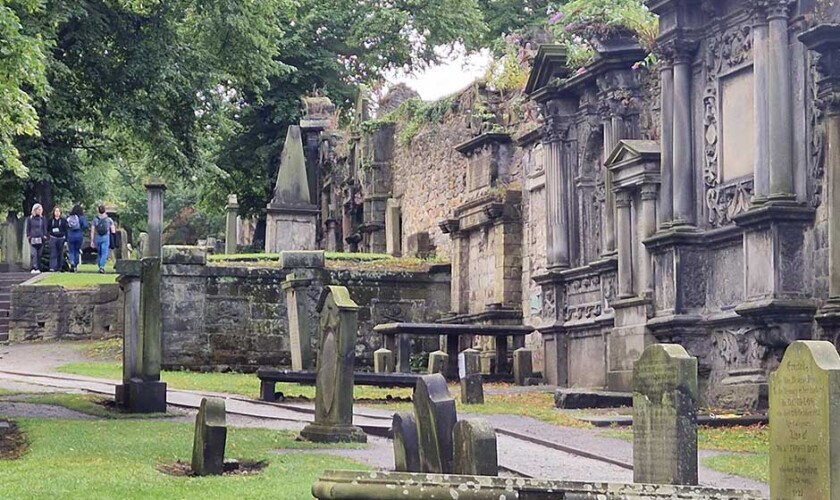 Passeggiata in uno dei cimiteri durante il tour